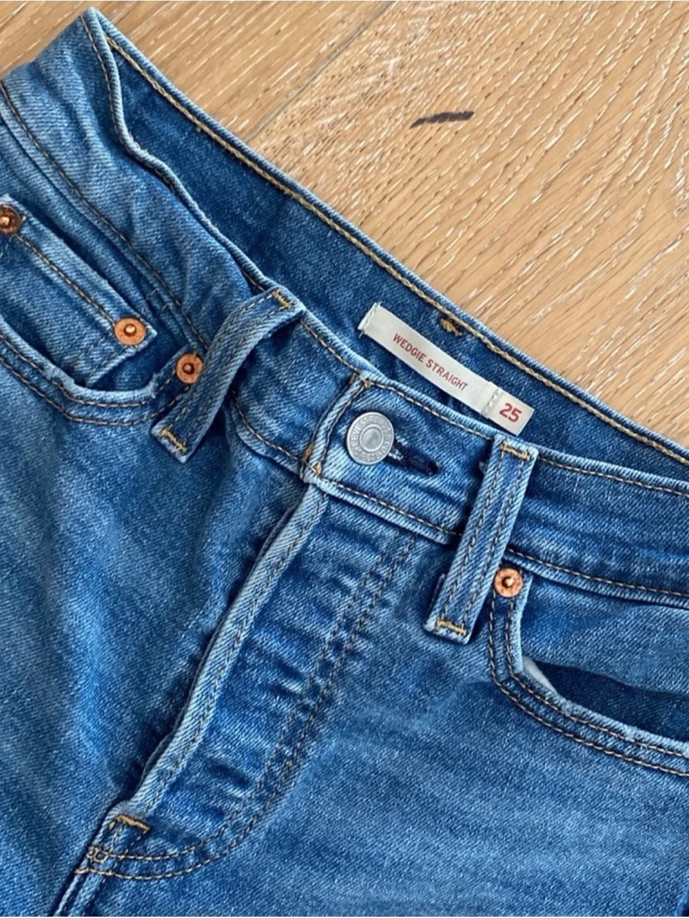 LEVIS Wedgie Straight Crop (25) - Picture 2 of 11